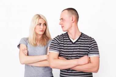 Çift ayakta Studio çapraz silah ile rahatsız.