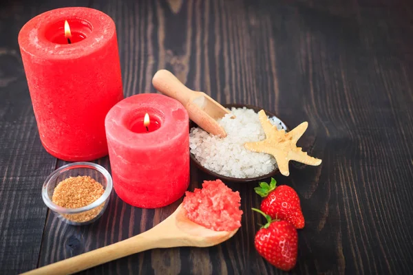 Erdbeer-Körperpeeling mit braunem Zucker und Meersalz — Stockfoto