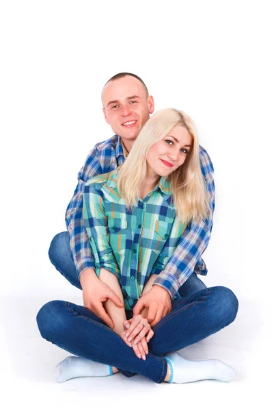 Romântico jovem casal sentado no chão . — Fotografia de Stock