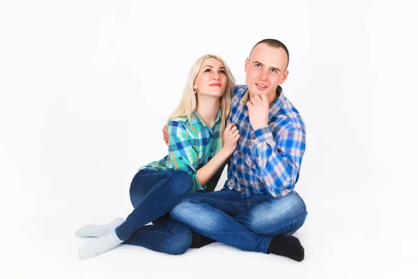 Romântico jovem casal sentado no chão . — Fotografia de Stock