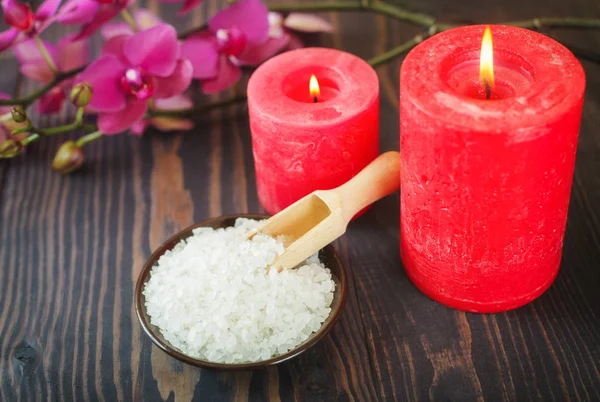 Sal de baño de mar, velas y flores sobre un fondo de madera. El concepto de procedimientos de spa . — Foto de Stock