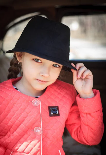 Portrait d'une jolie petite fille dans une voiture rétro . — Photo