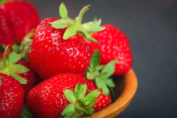Ripe strawberries in a plate close-up. — Stock Photo, Image