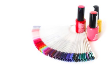 Beyaz bir tablo üzerinde Renkli oje örnekleri.