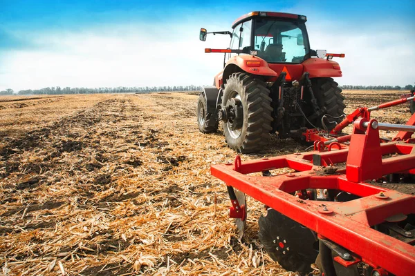 Red tractor in the field on a bright sunny day. — Stock Photo, Image