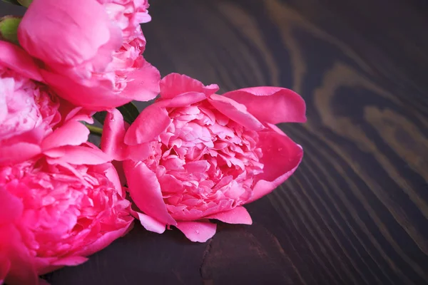 Roze pioenrozen op een houten tafel. Prachtige florale achtergrond. — Stockfoto