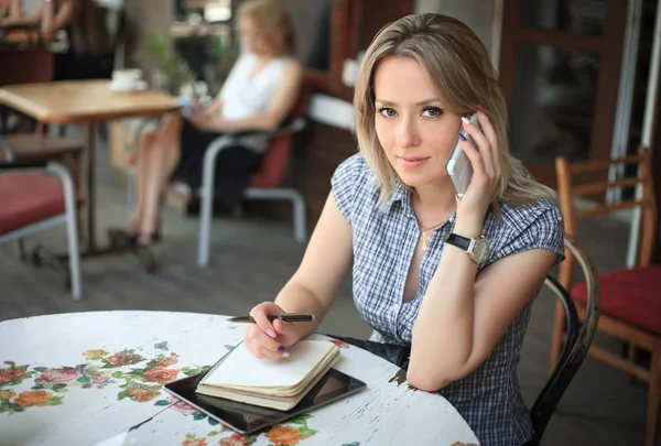 Vacker kvinna prata i telefon i ett Cafe. — Stockfoto