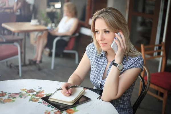 Vacker kvinna prata i telefon i ett Cafe. — Stockfoto