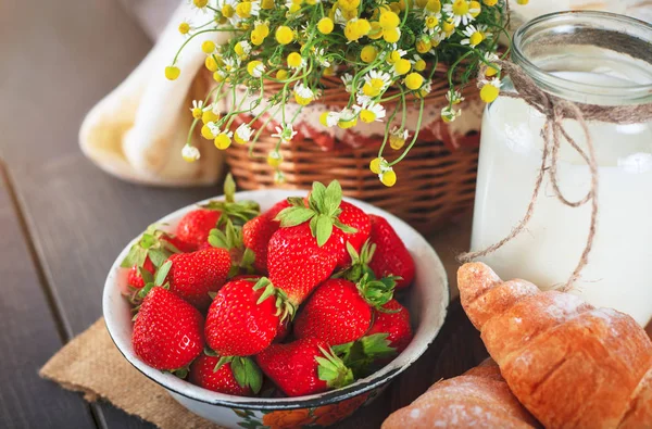 Breakfast from fresh farm products and homemade cakes. — Stock Photo, Image