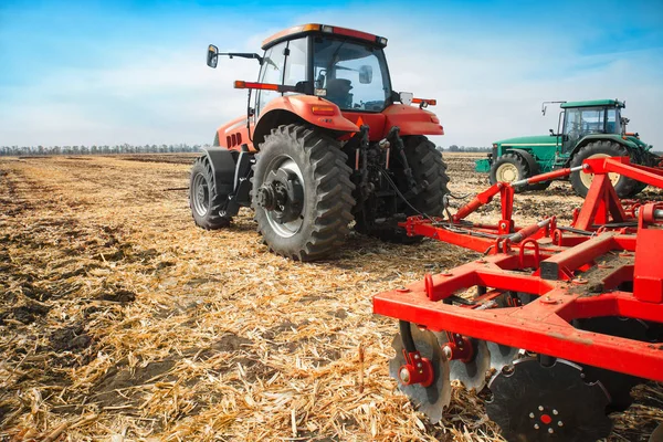 Dos tractores con un arado en un campo en un día soleado . —  Fotos de Stock