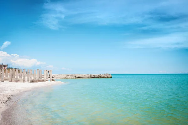 Strand van de kust van de zee met witte zand en blauwe hemel. — Stockfoto