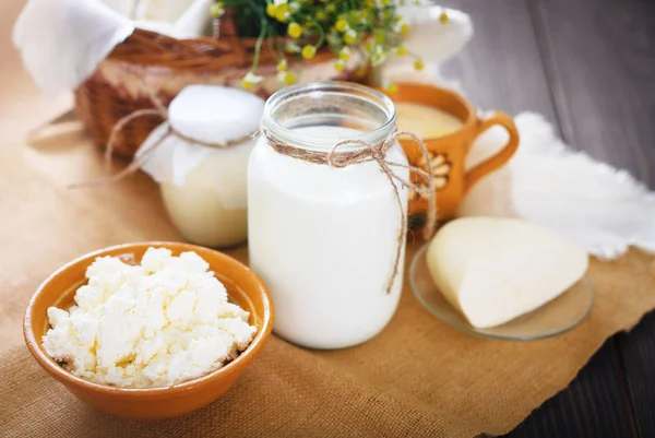 Leite de produtos lácteos variados, iogurte, queijo cottage, nata azeda. Rústico ainda vida . — Fotografia de Stock