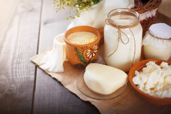 Latte, yogurt, fiocchi di latte, panna acida. Natura morta rustica . — Foto Stock