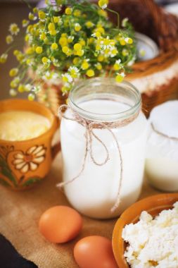 Mutfak masasının üzerinde taze çiftlik ürünleri ile natürmort.