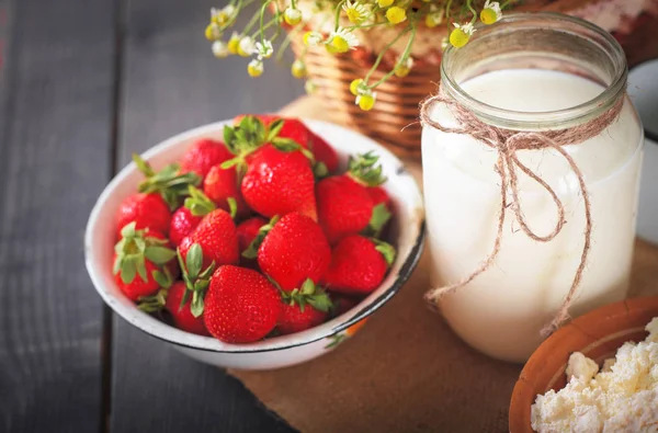 Ripe fresh strawberries, milk in a jug and homemade cottage cheese on the kitchen table. — Stock Photo, Image