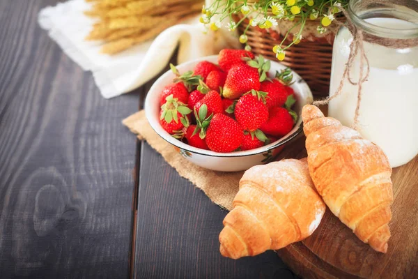 Snídaně od čerstvých zemědělských produktů a domácí croissant. — Stock fotografie