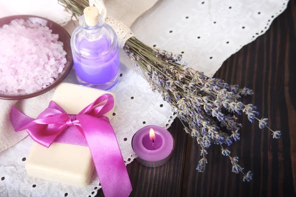 Lavendel spa-produkter på en trä bakgrund — Stockfoto