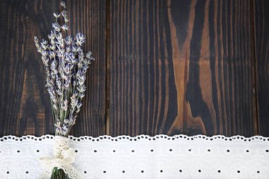 Lavanta ve dantel ahşap bir masa üzerinde bir demet.