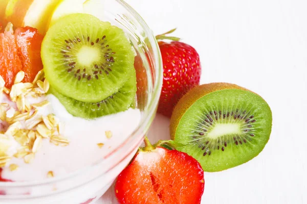 Jogurt s exotickým ovocem na bílém pozadí v ateliéru. — Stock fotografie