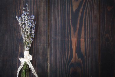 Lavanta ahşap bir masa üzerinde bir demet.