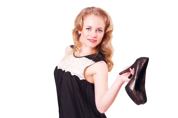Młoda Wesoła Kobieta w czarna, Krótka sukienka i buty na obcasie w jej ręce. — Zdjęcie stockowe