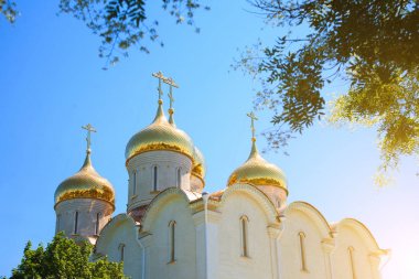 Mavi gökyüzüne karşı Ortodoks Kilisesi 'nin altın kubbeleri.