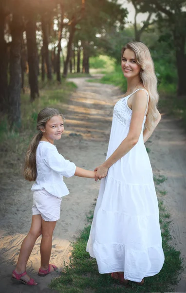 Retrato de mãe e filha enquanto caminhava na natureza no verão . — Fotografia de Stock
