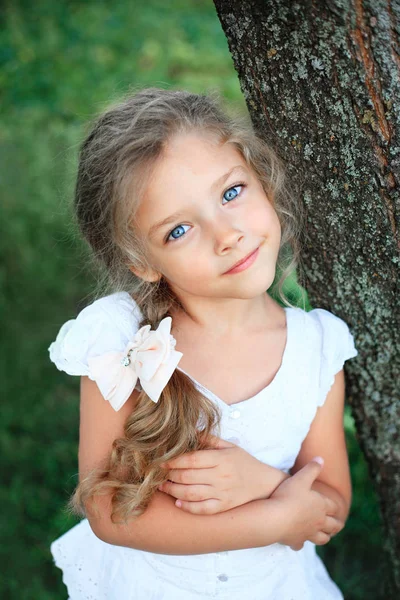 Schattig klein meisje op natuur in zomerdag — Stockfoto