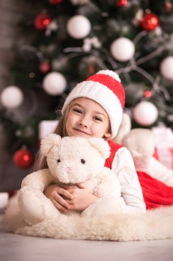 Bir ayı, vintage tarzı tonlama vurdu, stüdyo ile Noel ağacı yakınındaki katta oturan güzel kız.