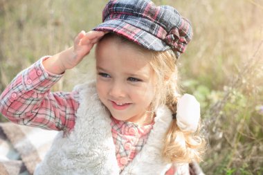 Portre sevimli neşeli küçük bir kızın bir niteliğine.