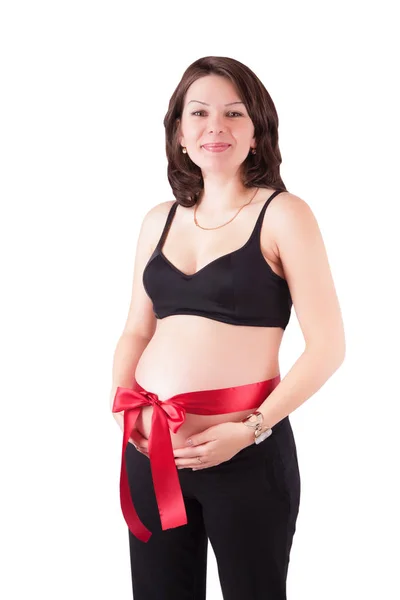 Kırmızı kurdele ile güzel bir hamile kadın — Stok fotoğraf