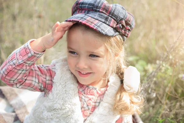 Porträt eines niedlichen, fröhlichen kleinen Mädchens auf einer Natur. — Stockfoto