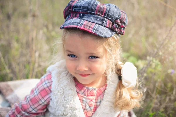 Portrait d'une mignonne petite fille joyeuse sur une nature . — Photo