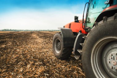 Alan yakın çekim modern kırmızı traktör.