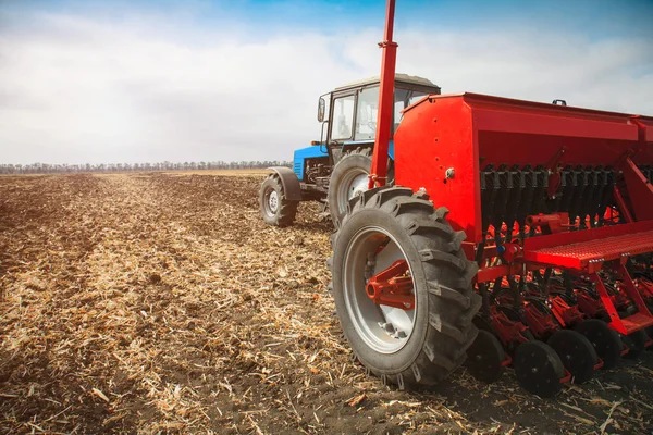 Karmaşık Ekim ile alanında modern traktör.