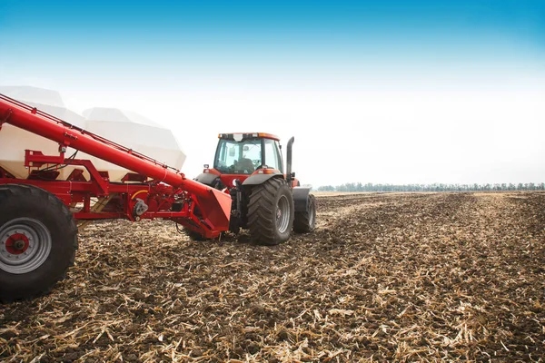 Tractor with tanks in the field. Agricultural machinery and farming. — Stock Photo, Image