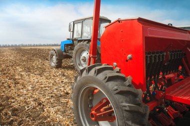 Ekim ile Modern traktör karmaşık sahada.