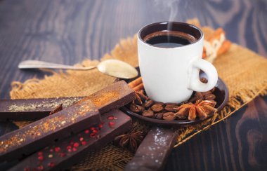 Bir fincan kahve ve baharat ile çikolata.