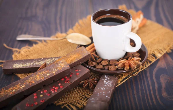 Eine Tasse Kaffee und Schokolade mit Gewürzen. — Stockfoto