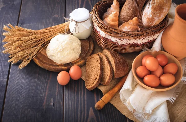 Petit déjeuner de produits de la ferme : œufs, lait, pain sur une table en bois . — Photo