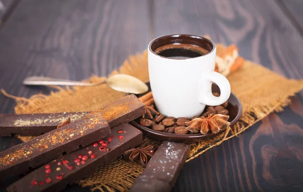 一杯のコーヒー、スパイスとチョコレートの. — ストック写真