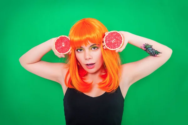 Red-haired 女人的肖像在工作室特写葡萄柚. — 图库照片