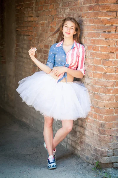 明るい服屋外で十代の少女の肖像画 — ストック写真