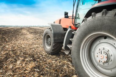 Alan yakın çekim modern kırmızı traktör.