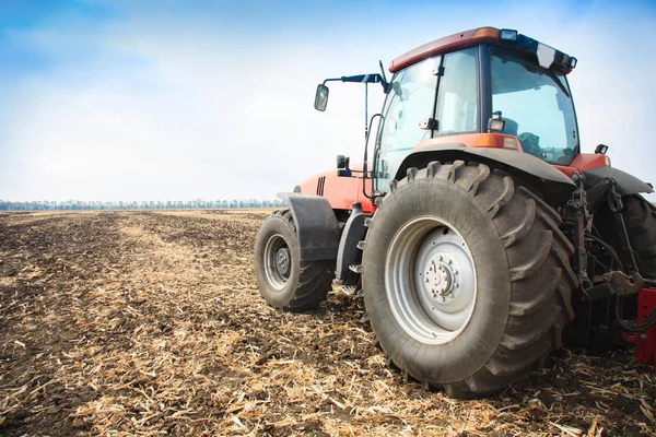 Moderna röda traktor i fältet. — Stockfoto