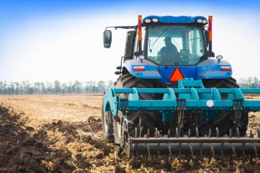 Güneşli bir alanda modern traktör.