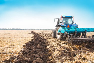 Güneşli bir alanda modern traktör.