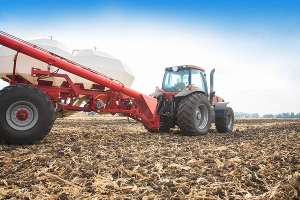 Tractor with tanks in the field. Agricultural machinery and farming. — Stock Photo, Image