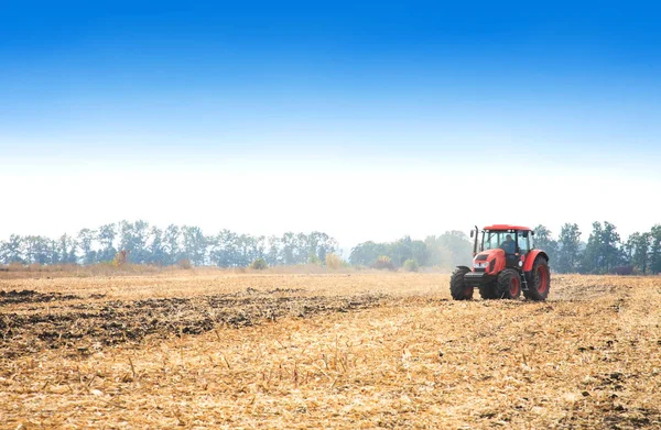 Современный красный трактор в поле . — стоковое фото