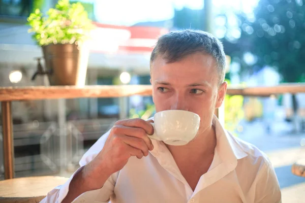 Młody człowiek cieszyć się na przerwę na kawę — Zdjęcie stockowe